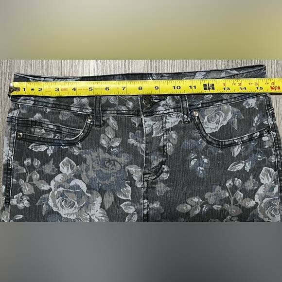 Faded Glory Floral Jean Shorts - Size Women’s 6 - Picture 5 of 8